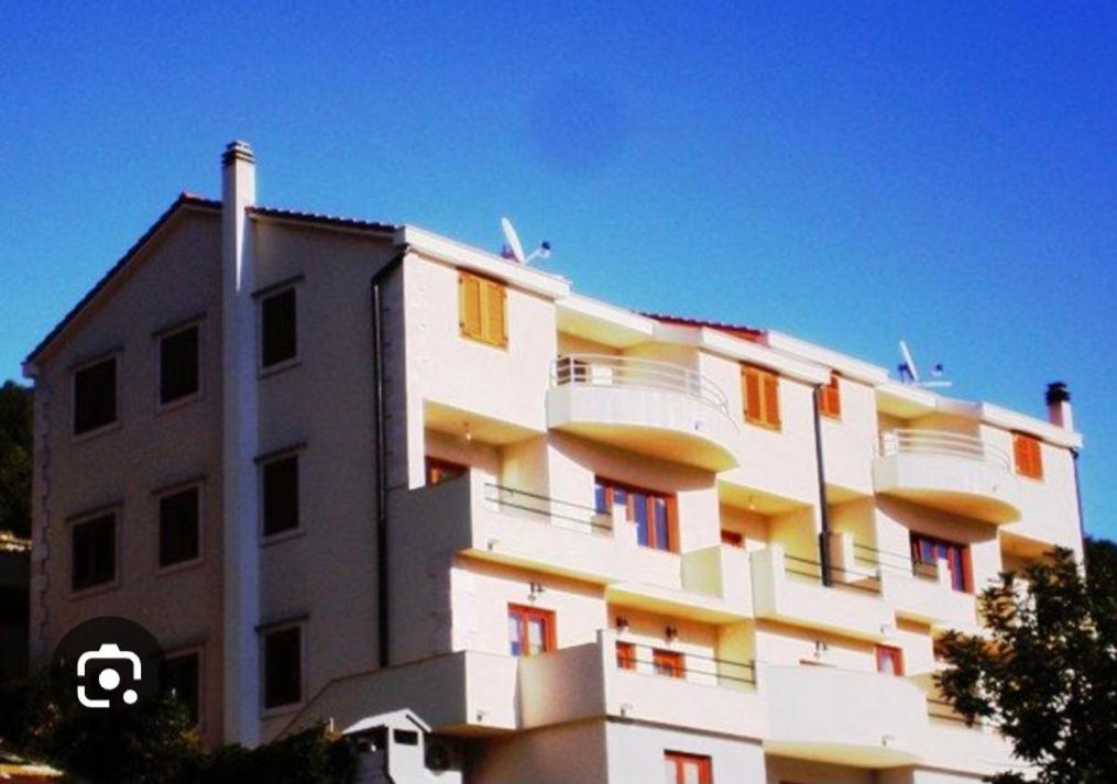 Apartments Belic With Pool Jelsa  Kültér fotó
